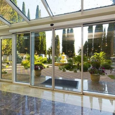 Hotel Cheluskintsev Гагра Екстериор снимка