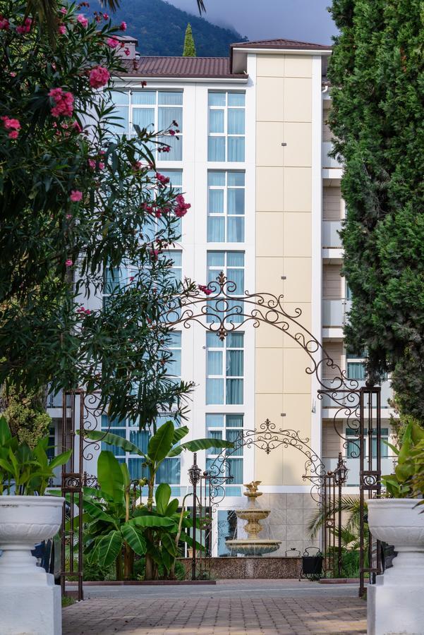 Hotel Cheluskintsev Гагра Екстериор снимка