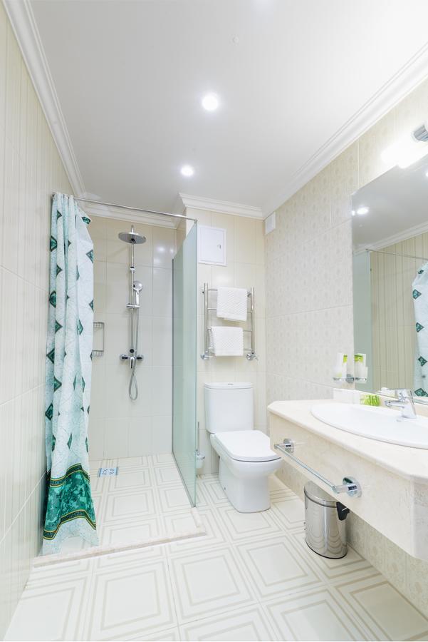 Hotel Cheluskintsev Гагра Екстериор снимка