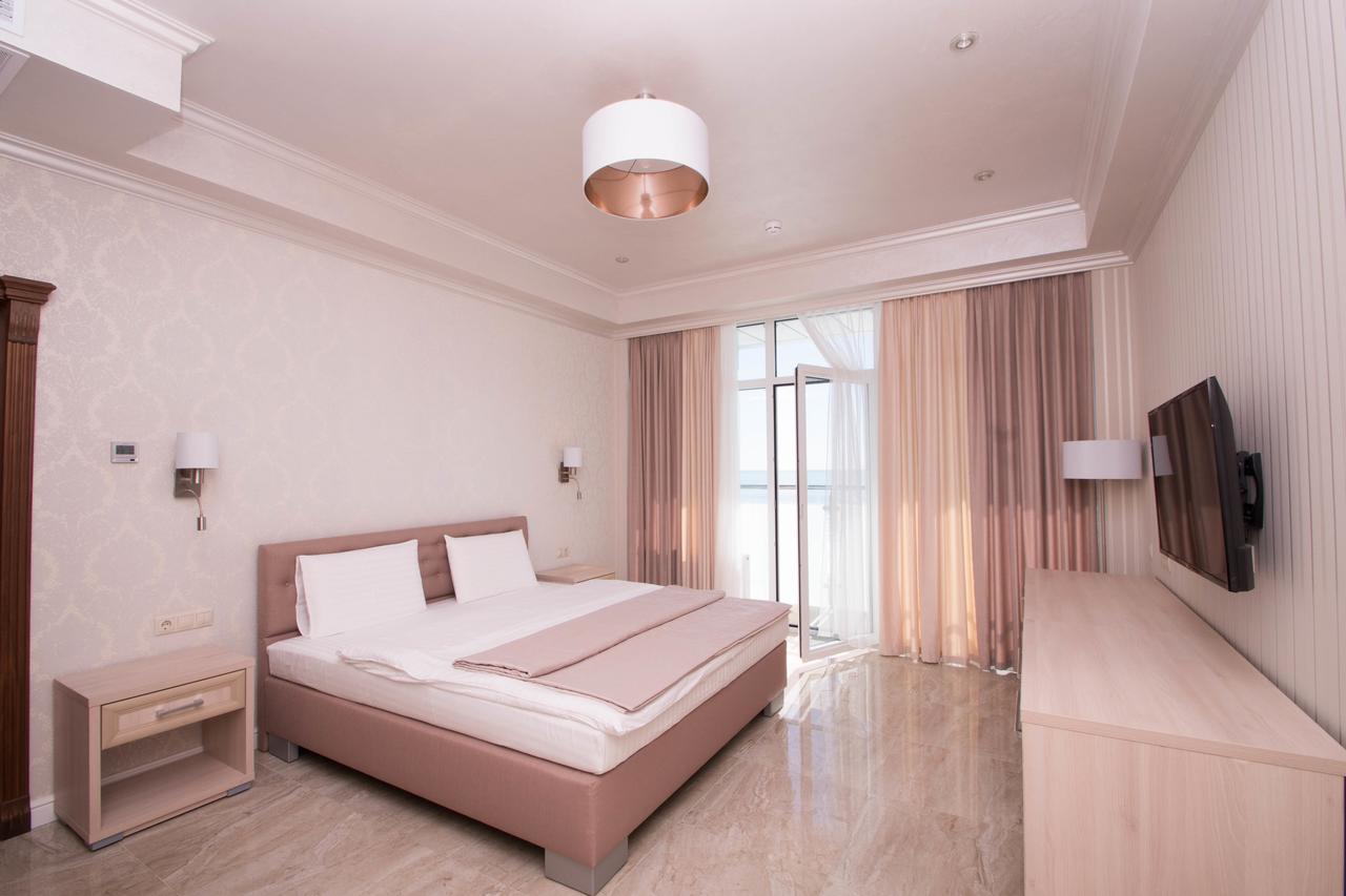 Hotel Cheluskintsev Гагра Екстериор снимка