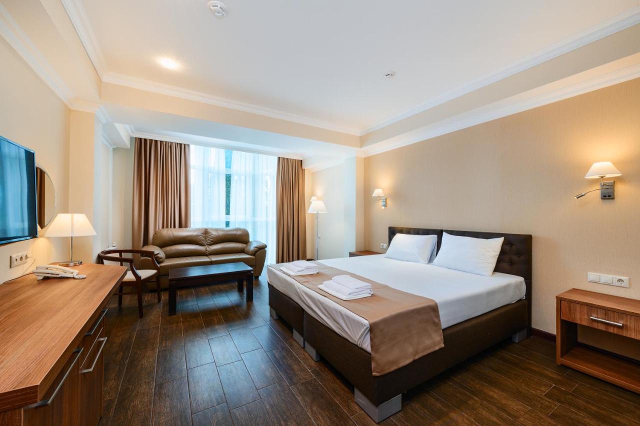Hotel Cheluskintsev Гагра Екстериор снимка