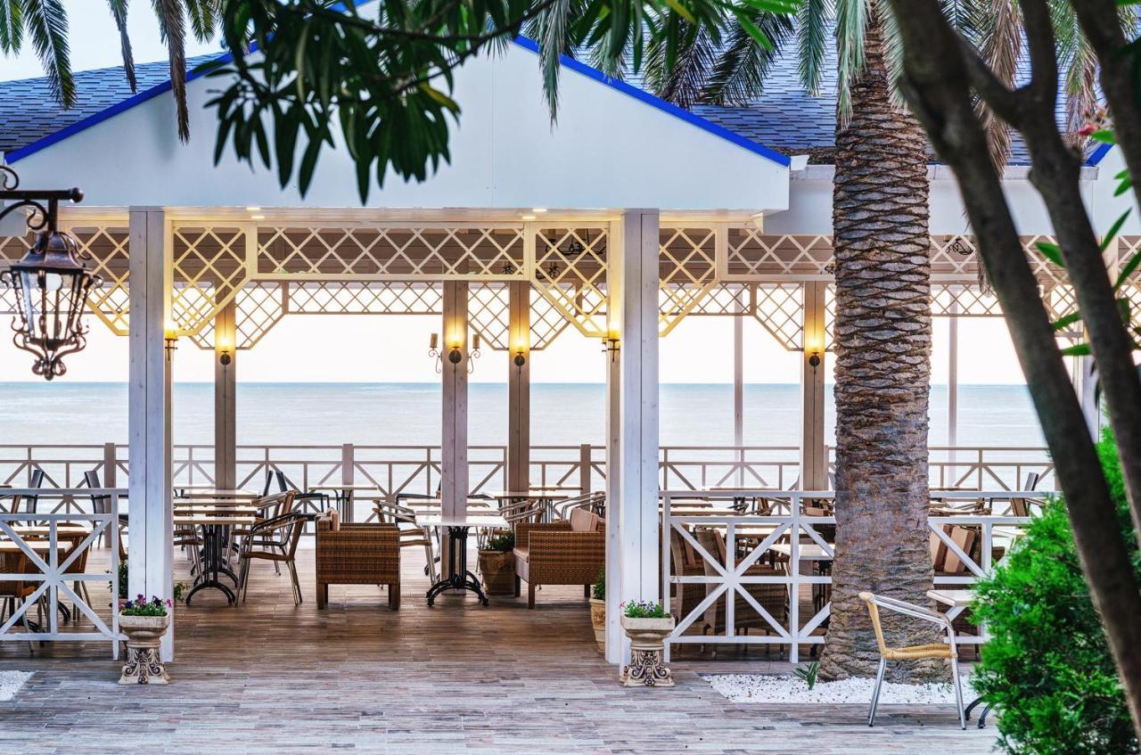 Hotel Cheluskintsev Гагра Екстериор снимка