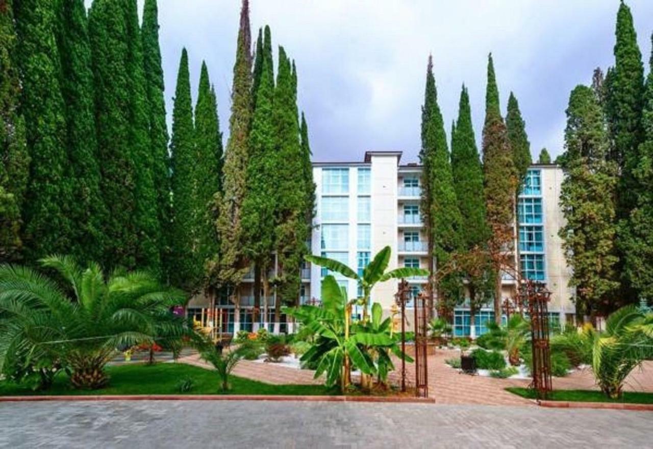 Hotel Cheluskintsev Гагра Екстериор снимка