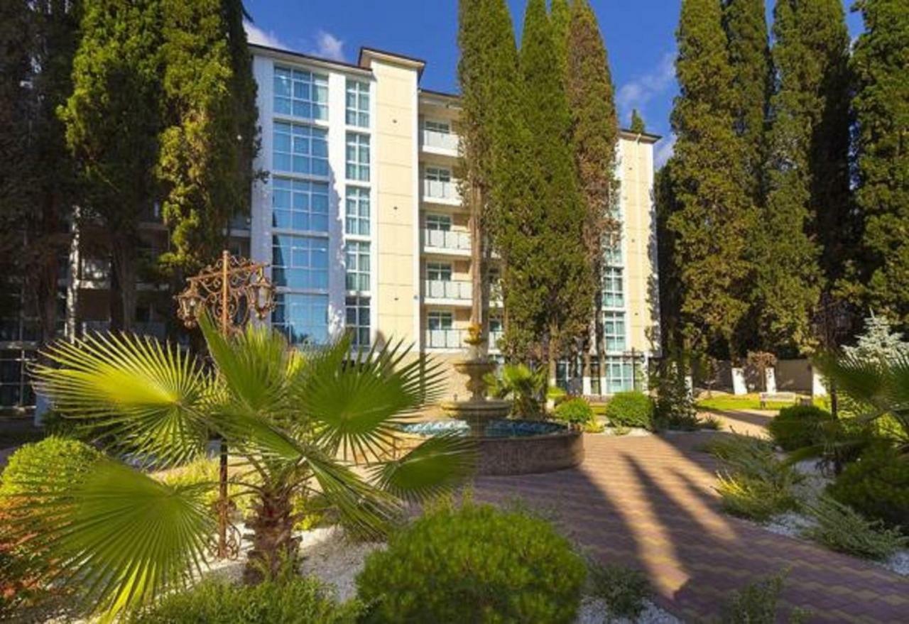Hotel Cheluskintsev Гагра Екстериор снимка