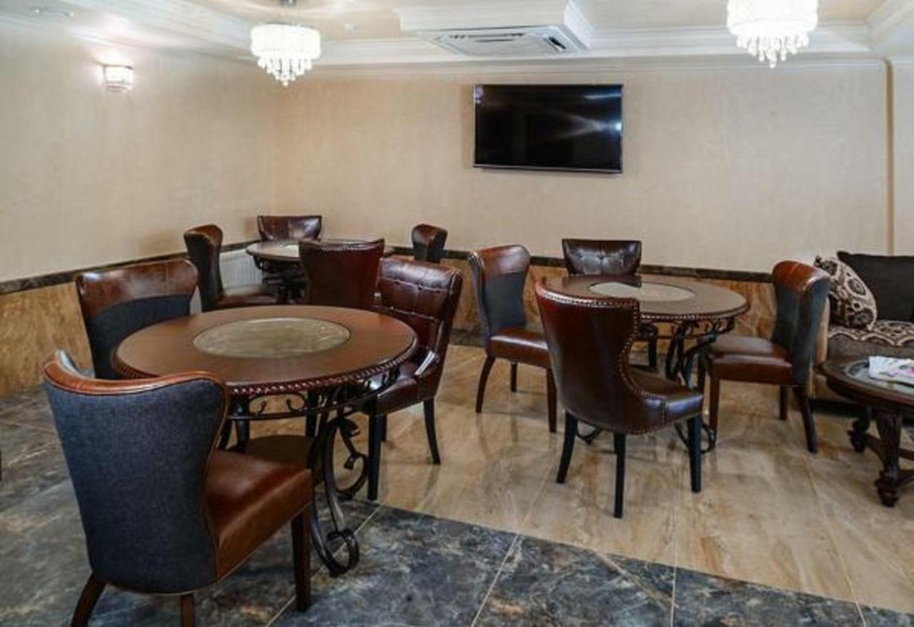 Hotel Cheluskintsev Гагра Екстериор снимка