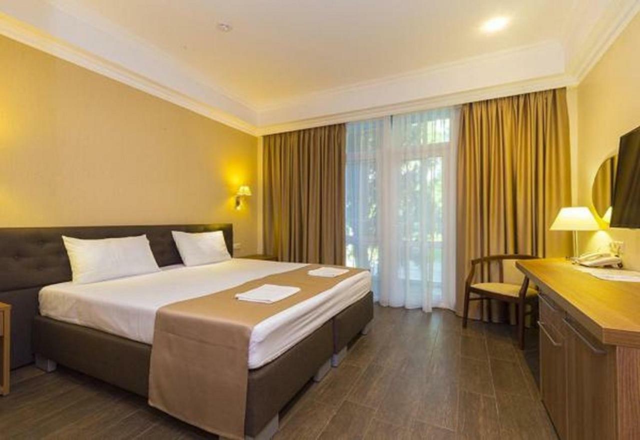 Hotel Cheluskintsev Гагра Екстериор снимка