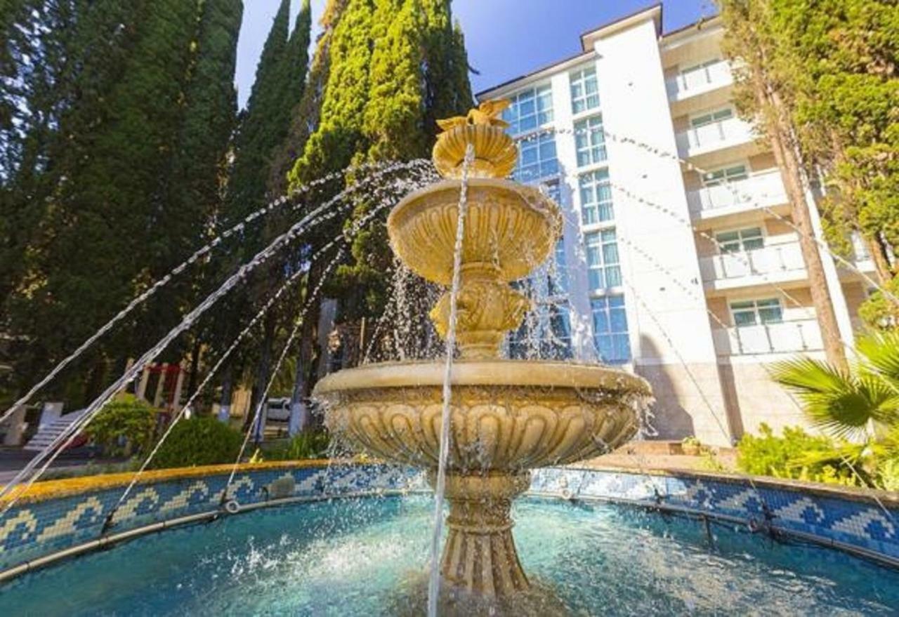 Hotel Cheluskintsev Гагра Екстериор снимка