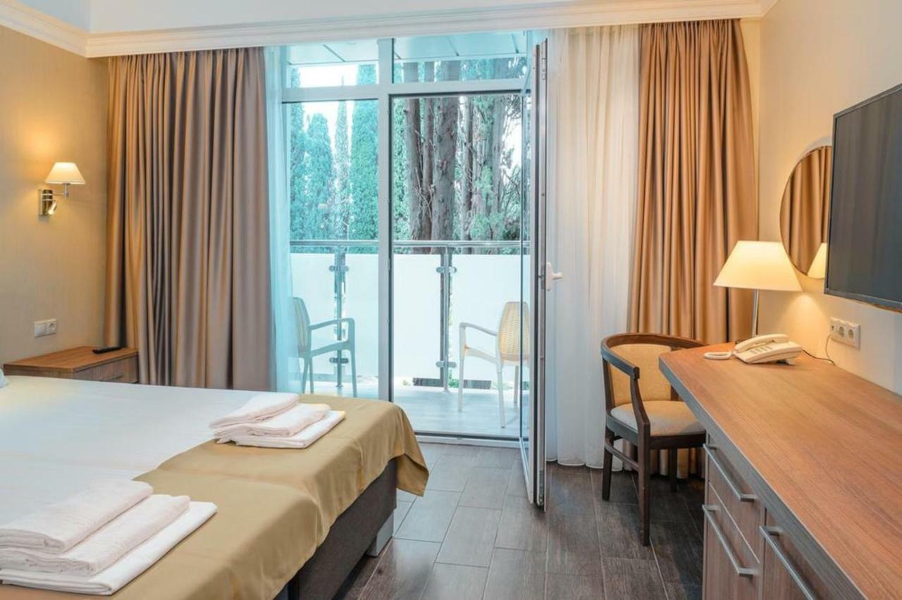 Hotel Cheluskintsev Гагра Екстериор снимка