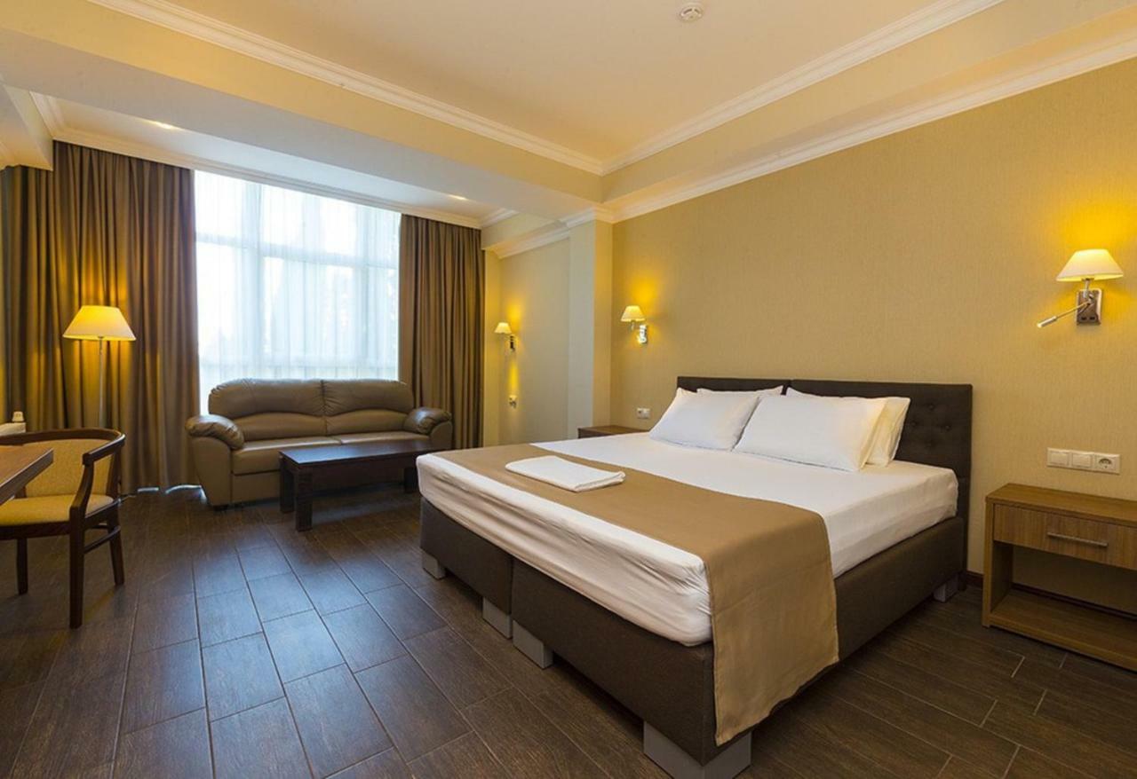 Hotel Cheluskintsev Гагра Екстериор снимка